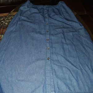 BRIGGS, Button denim skirt with slit pockets.